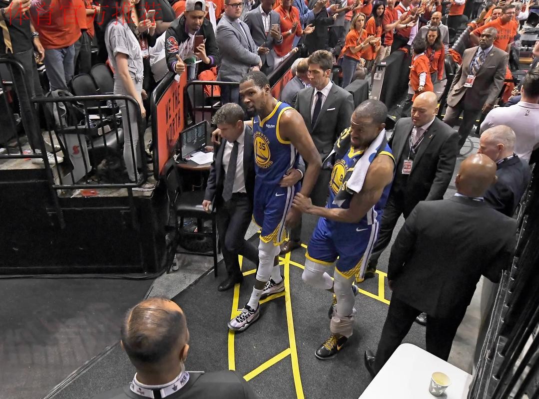 杜兰特在裁判回看暂停期间，与掘金主场球迷友好对线